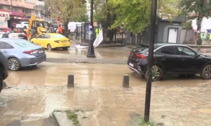 Sarıyer Ayazağa'da sel felaketi: Araç ve yollar etkisiz hale geldi