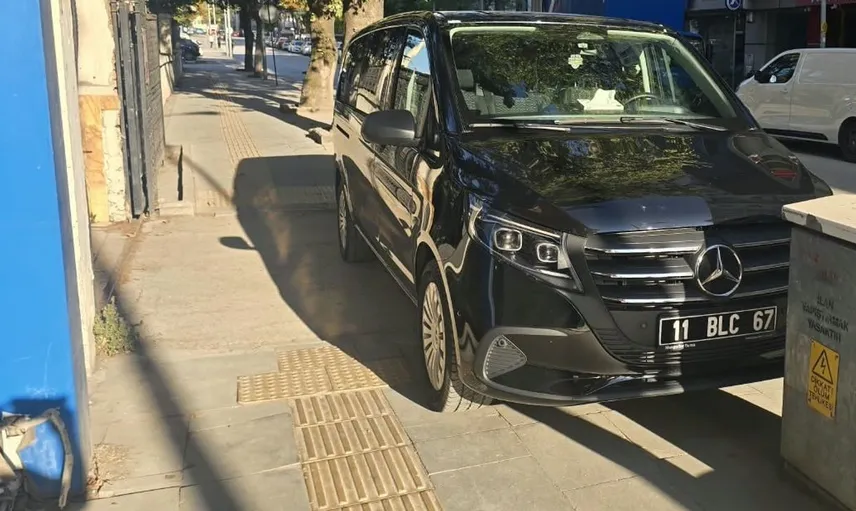 Bilecik'te resmi plakalı aracın kaldırıma park etmesi yayaların tepkisini topladı