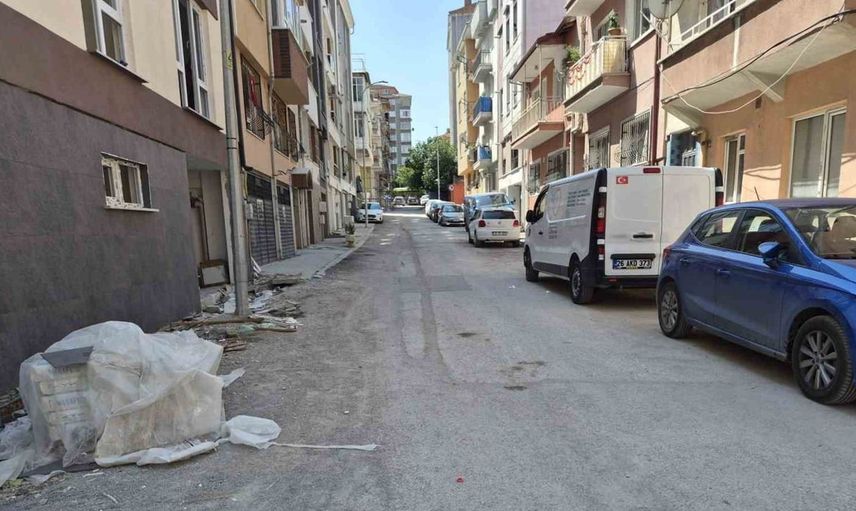 Kurtuluş Mahallesi'nde yollar kötü durumda, sürücüler zor anlar yaşıyor