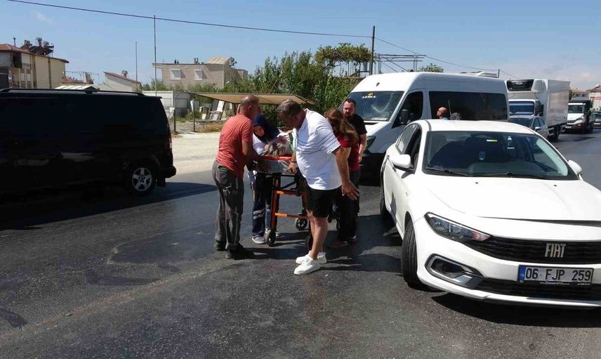 Antalya'da akaryakıt tankeri ile otomobil çarpıştı: Kadın yaralı