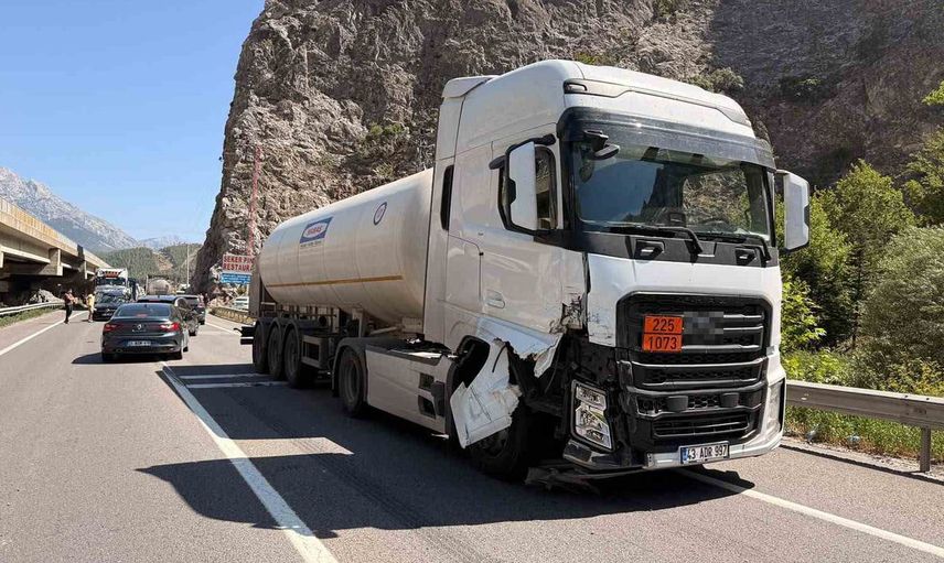 Adana'da cip ile tanker çarpıştı, 2 kişi yaralandı
