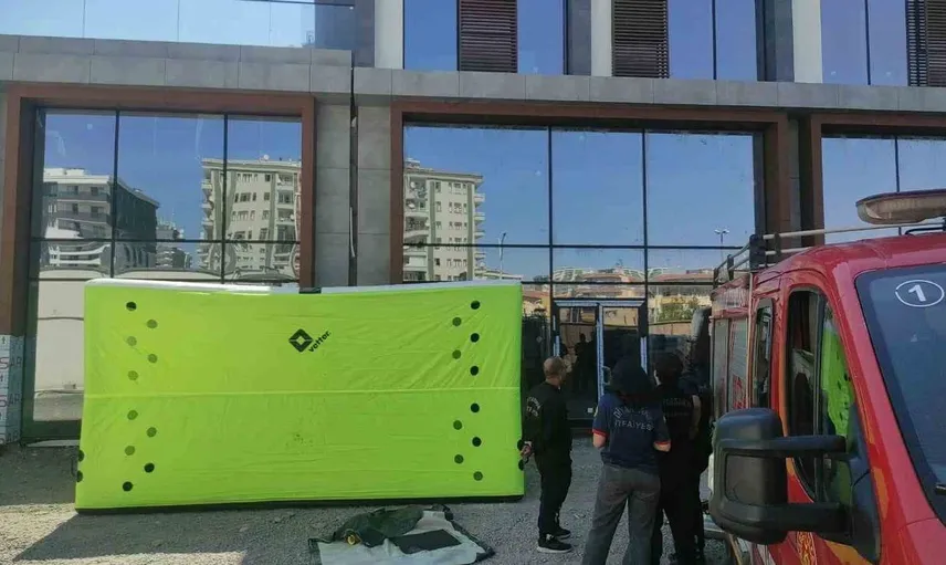 Diyarbakır'da işçi intihar girişiminden vazgeçti: Ücretini almadığı için binanın tepesine çıktı