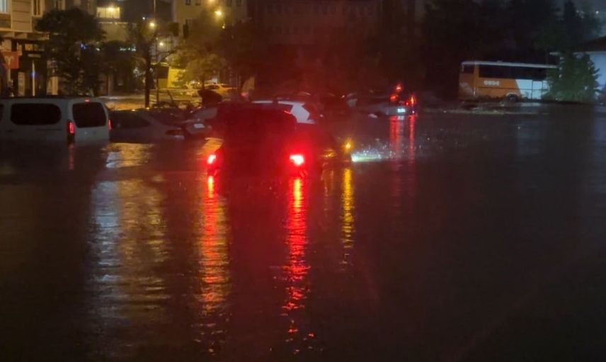 Sarıyer'de sağanak sonrası otopark sular altında kaldı