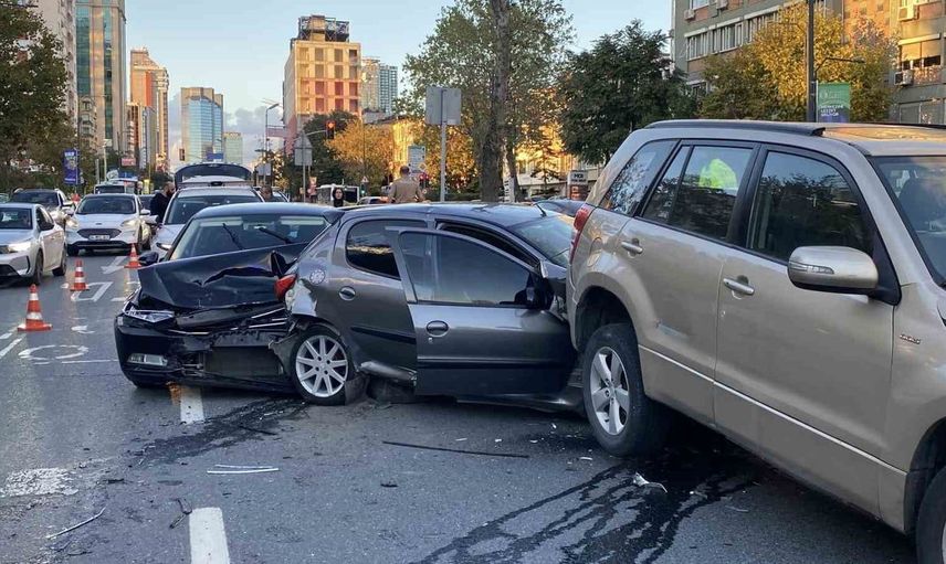 Beşiktaş'ta zincirleme trafik kazasında yaralılar hastaneye kaldırıldı