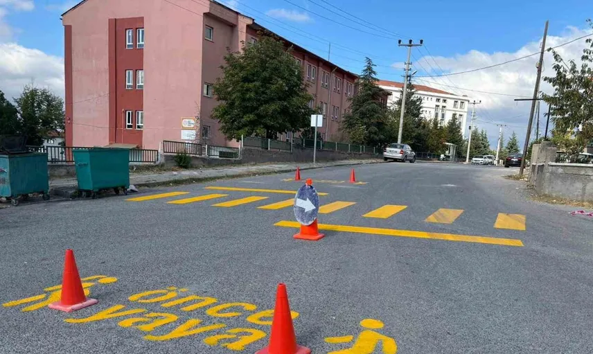 Okul bölgelerinde trafik güvenliği için yenilikler: Sarı geçitler öğrencilerin korunmasını sağlıyor