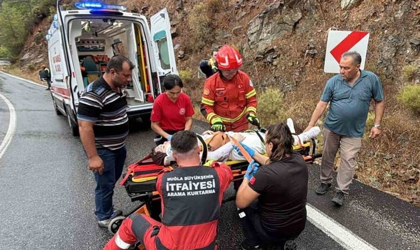 Göcek'te meydana gelen trafik kazasında bir kişi itfaiye tarafından kurtarıldı