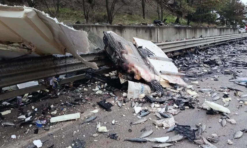 Boyabat'ta balık yüklü kamyon devrildi, bir kişi yaşamını yitirdi