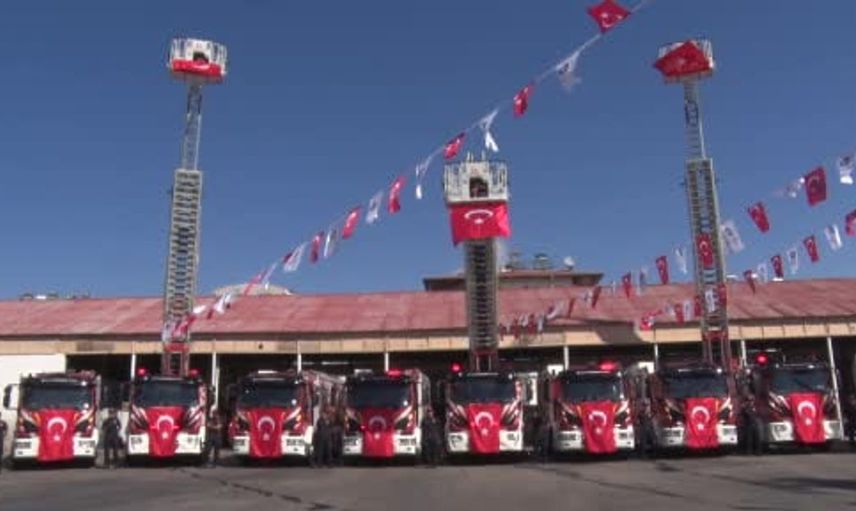 Antalya itfaiyesi filosunu genişletti: 24 yeni araç hizmete girdi