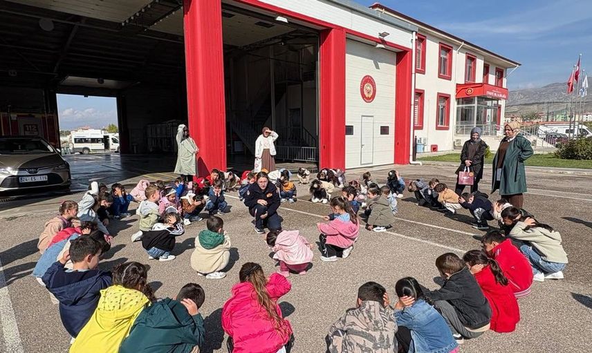 Erzincan'da miniklerin itfaiye ziyareti: Yangın güvenliği eğitimi aldı