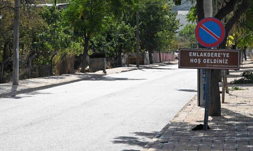 Emlakdere Mahallesi'nde yol çalışması tamamlandı: Güvenli ulaşım için sıcak asfalt döküldü