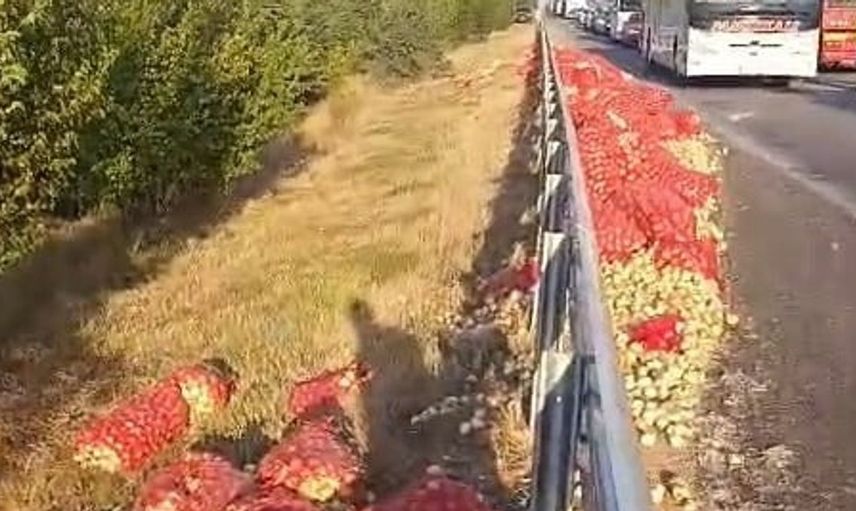 Soğan yüklü kamyon devrildi, yolda tonlarca soğan yayıldı