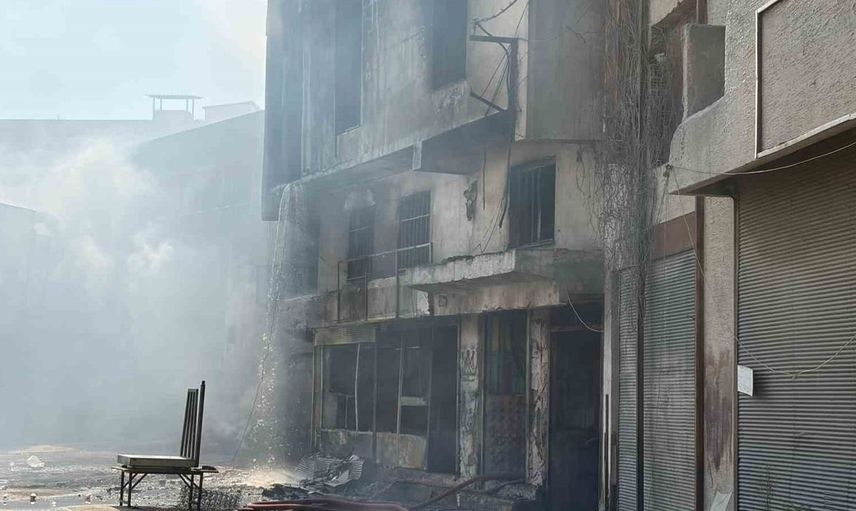 İzmir'de sünger deposunda yangın paniği: Ekipler hızlıca müdahale etti