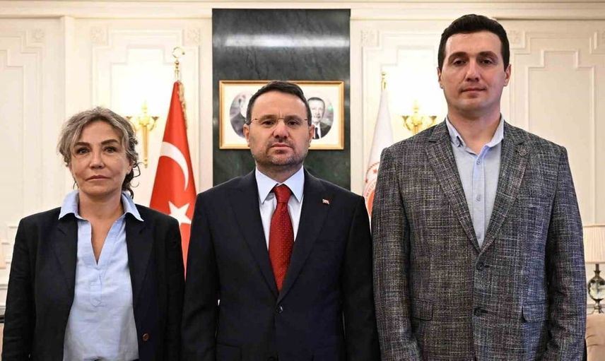 Adalet bakanı gürlek, eski özel harekat başkanı behçet Oktay’ın yakınlarını kabul etti