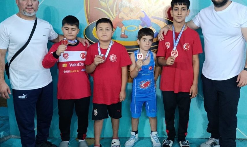 Manisalı minik güreşçiler Türkiye şampiyonasında 11 madalya kazandı