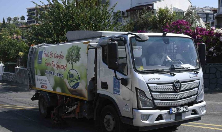 Kuşadası'nda tenis kulübü kortları yenilendi
