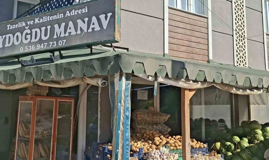 Kütahya'daki manavın karpuz soyma videosu sosyal medyada dikkat çekti
