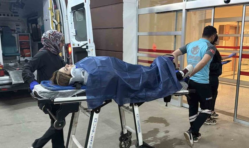 Adıyaman'da trafik kazası: İki otomobil ve motosiklet çarpıştı, 2 kişi yaralandı