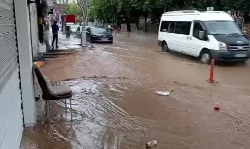 Silvan'da sağanak yağış ve dolu etkisiyle su taşkınları oluştu