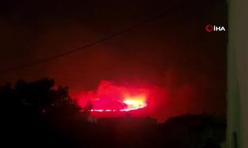 Yunanistan'ın Paros adasında orman yangını nedeniyle köyler tahliye edildi