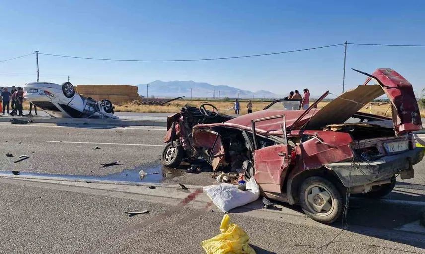 Karaman'da feci kaza: U dönüşü yapan araca çarpan otomobilde 6 yaralı