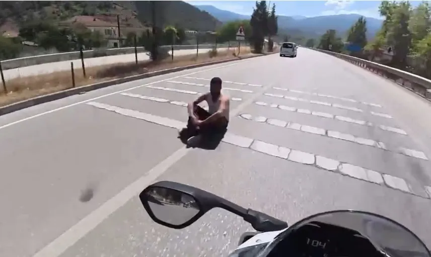 Karabük'te yolda oturan ve yürüyen kişilerin tehlikeli halleri dikkat çekti