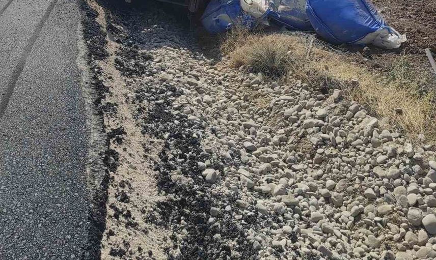 Siirt'te büyük jeneratör taşıyan tır devrildi, alevler içinde kaldı