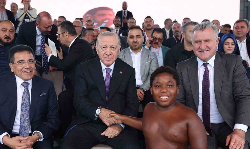 Cumhurbaşkanı Erdoğan'ın minik güreşçi ile samimi sohbeti dikkat çekti