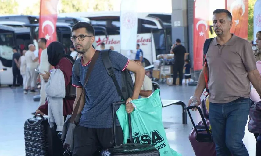 Yeni öğrenciler Antalya'ya gelerek yurtlarına güvenle ulaştı