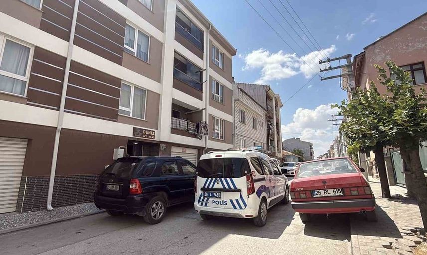 Eskişehir'de apartmanın camında oturan çocuk bahçeye düştü