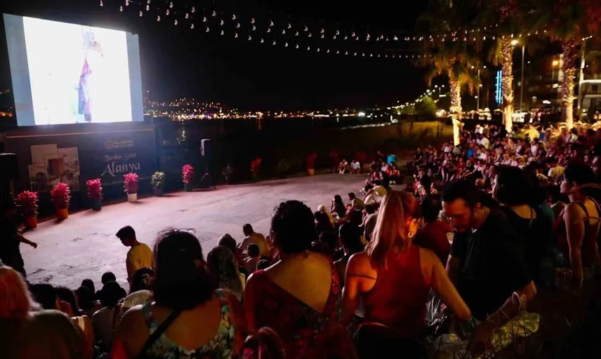 Alanya'da nostaljik yaz sinema geceleri başlıyor: Yeşilçam günleri 'Neşeli Günler' ile başladı