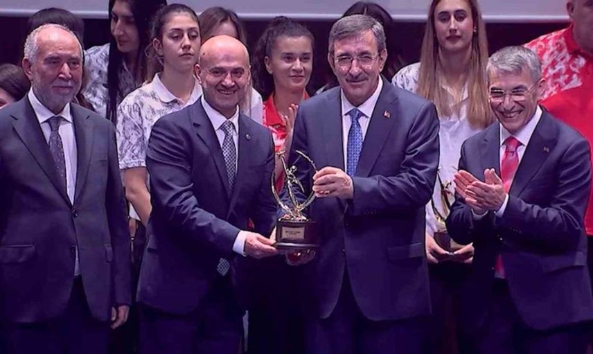 Diyarbakır'ın geleneksel lezzet temsilcisi Sıtkı Usta, spora katkı ödülünü aldı