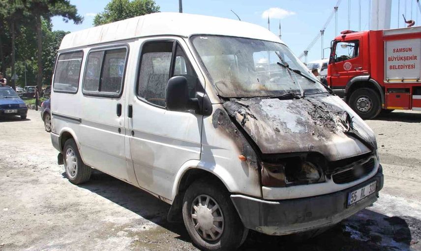 Samsun'da seyir halindeki minibüste yangın çıktı