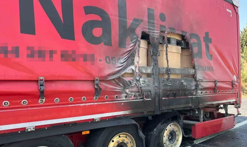 Bilecik'te seyir halindeki tırın dorsesi alev aldı
