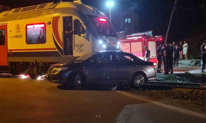 Zonguldak'ta yolcu treni otomobille çarpıştı, 5 kişi yaralı