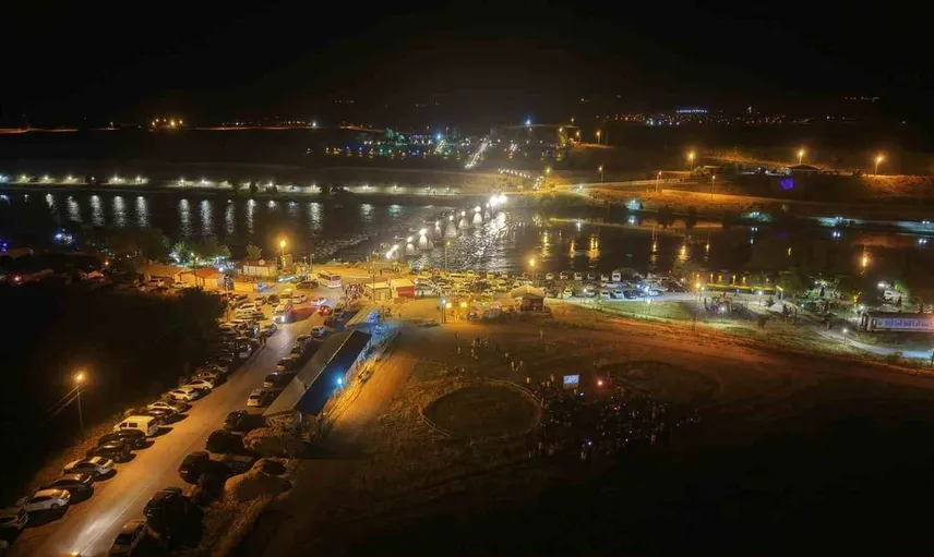 Muş’ta tarihi köprüde açık hava sineması coşkusu