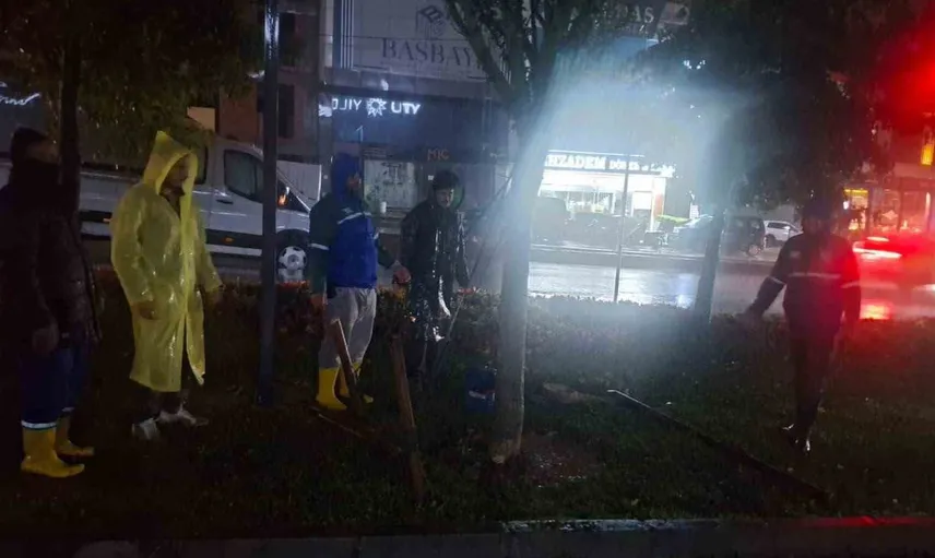 Arnavutköy'de yoğun yağışla mücadele: 300 personel ve 80 araç sahada görevde