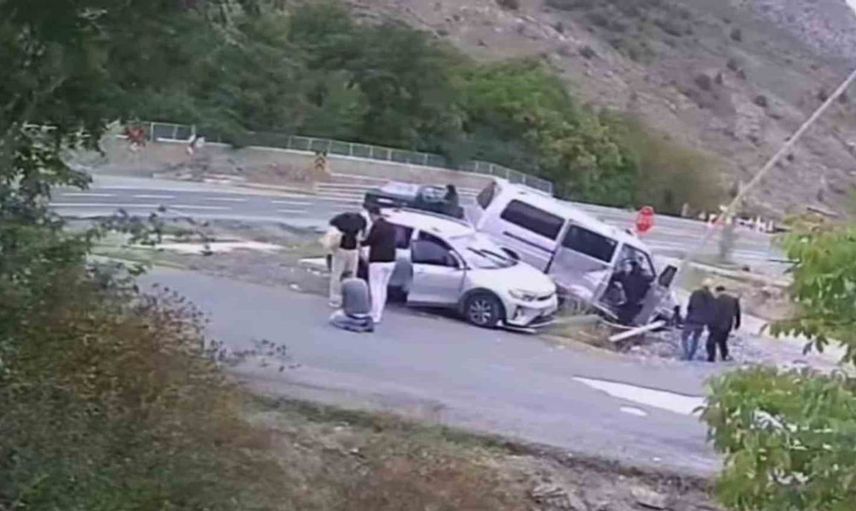 Gümüşhane'deki trafik kazasında kadının hayati tehlikesi anbean kamerada