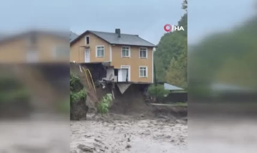Sapanca'da aşırı yağış sonucu bir ev yıkıldı: O anlar cep telefonuna yansıdı