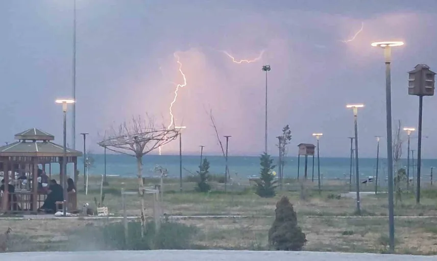Van gecesi şimşeklerle aydınlandı: Yağmurun getirdiği görsel şölen