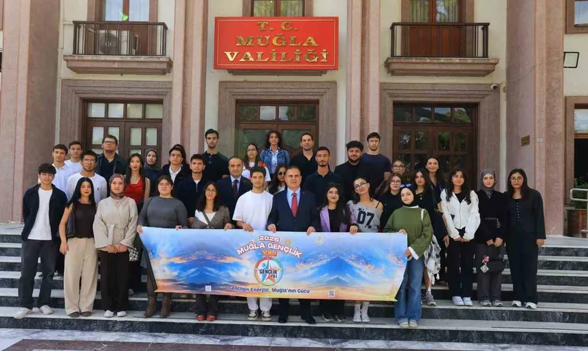 Muğla Valisi Akbıyık, gençlerle bir araya gelerek projeleri değerlendirdi