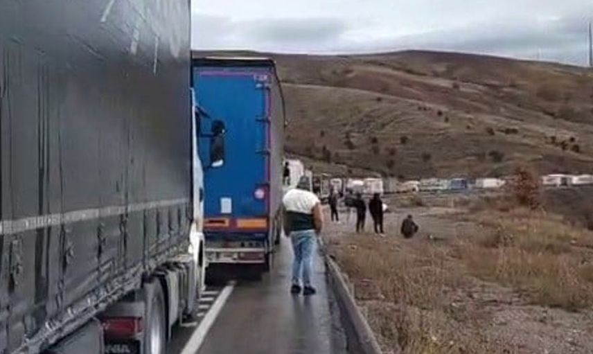 Erzincan-Erzurum kara yolunda tır kazası: Ulaşım durdu, sürücüler mahsur kaldı