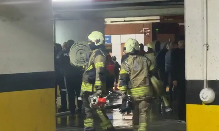 Başakşehir'de otoparkta çıkan yangın, site sakinlerini paniğe sürükledi