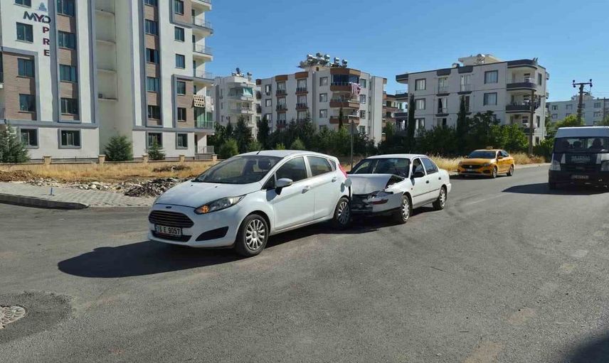 Adıyaman'da iki otomobil çarpıştı: 1 yaralı