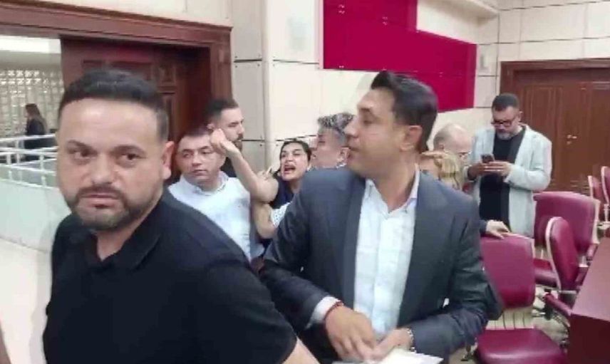 Yüreğir meclisinde gerilim: CHP'li üyeler arasında sözlü tartışma büyüdü