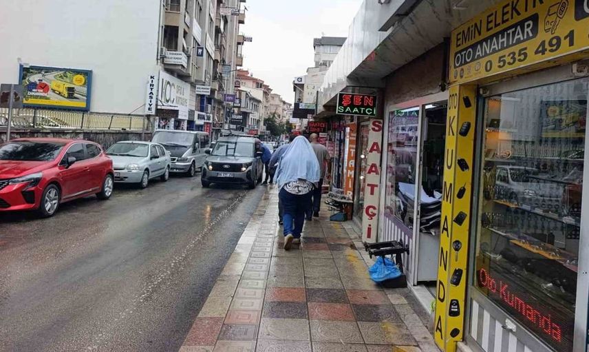 Afyonkarahisar'da beklenen yağışlar gün boyunca devam ediyor