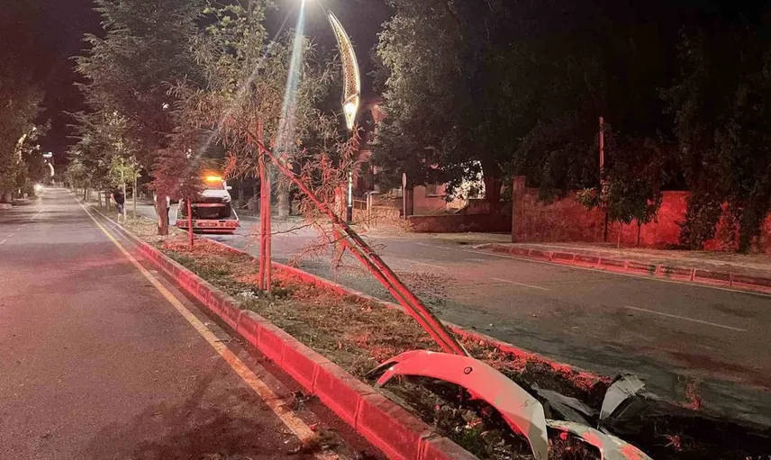 Niğde'de kontrolden çıkan otomobil refüjdeki ağaçlara çarptı: 2 kişi yaralandı