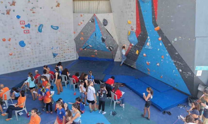 Tırmanış tutkunları boulder yarışmasında rekabet etti
