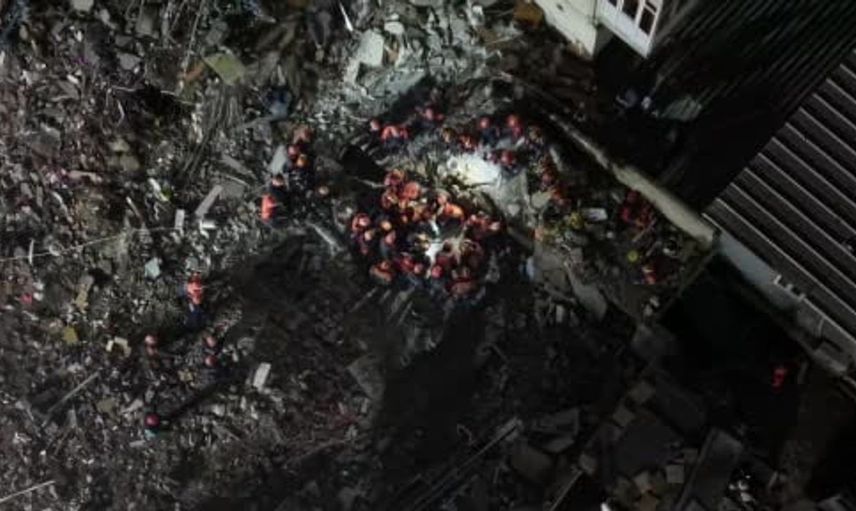 Maltepe'de çöken binanın enkazında kurtarma çalışmaları sürüyor