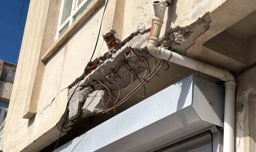 Adıyaman'da yıkılması beklenen hasarlı binalar halkı endişelendiriyor