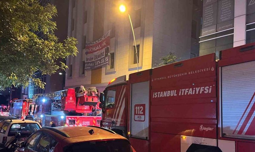 Bahçelievler'deki 6 katlı otelde çıkan yangın kısa sürede kontrol altına alındı